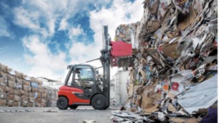 Dizel viljuškar H50 kompanije Linde ima maksimalan učinak pri manevrima podizanja i vožnje. H50 kompanije Linde Material Handling tokom rada