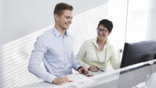 Linde employees in conversation at a bar table