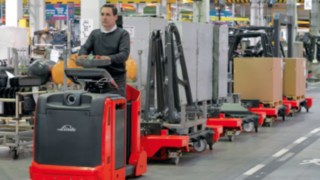 Logistički tegljači kompanije Linde optimizuju kretanje materijala u proizvodnji. Logistička rešenja kompanije Linde su izrađena tako da prate nove zahteve moderne proizvodnje.