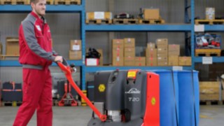 Niskopodizno vozilo T20 kompanije Linde Material Handling Čovek sa niskopodiznim vozilom T20 kompanije Linde Material Handling