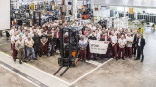 Proslava proizvodnje 111.111. električnog viljuškara kompanije Linde Material Handling Linde Material Handling slavi proizvodnju 111.111. električnog viljuškara.