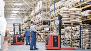 Visokopodizno vozilo kompanije Linde Material Handling pri radu kod kompanije Meggle Wasserburg Visokopodizno vozilo kompanije Linde Material Handling pri radu kod kompanije Meggle Wasserburg
