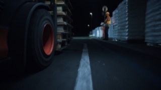 Video o inovativnom prsluku visoke vidljivosti kompanije Linde Material Handling Interaktivni signalni prsluk kompanije Linde Material Handling upozorava vozače viljuškara i pešake u opasnim situacijama.