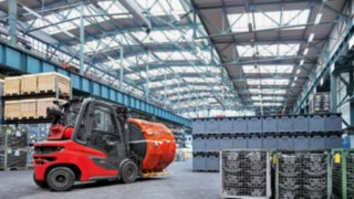 Gasni viljuškari sa novim standardima: Linde dizel viljuškar H20 - H35 Gasni viljuškari sa novim standardima: Linde dizel viljuškar H20 – H35 pri radu u skladišnoj hali