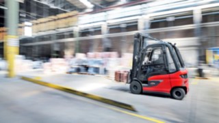 Električni viljuškar E30 kompanije Linde Material Handling sa sistemom Linde Steer Control