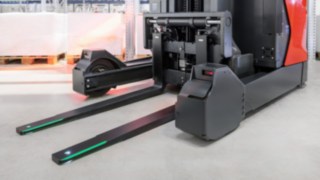 Zelene vizuelne faze kompanije Linde Material Handling osvetljavaju viljuške zelenom bojom - u svrhu optimalne vidljivosti. Zelena vizuelna faza na viljuškama vozila kompanije Linde Material Handling