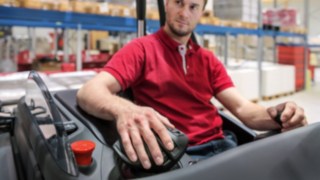 Preko naslona za ruke svi pokreti upravljanja vrše se iz ručnog zgloba i ne opterećuju podlakticu nepotrebno. Radnik stavlja svoju ruku na multifunkcionalnu ručicu kompanije Linde Material Handling