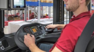 Upravljanje multifunkcionalnom ručicom na taj način doprinosi preciznim, bezbednim manevrima i pomaže da se spreče nezgode. Radnik rukuje multifunkcionalnom ručicom u vozilu kompanije Linde Material Handling