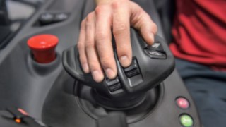 Oblik Linde multifunkcionalne ručice precizno je prilagođen ljudskoj anatomiji. Ruka vozača viljuškara leži na multifunkcionalnoj ručici kompanije Linde Material Handling