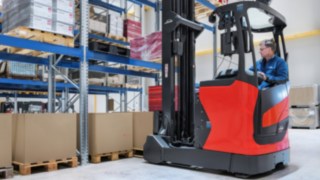 Linde multifunkcionalna ručica omogućava sve centralne funkcije upravljanja regalnih viljuškara serije 1120 jednom rukom. Radnik ubacuje robu u vozilo kompanije Linde Material Handling