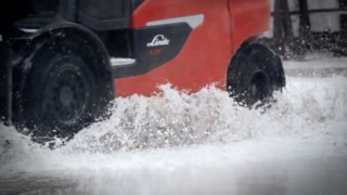 Električni viljuškar X25 kompanije Linde vozi kroz vodu