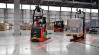 Automatizovani viljuškar L-MATIC kompanije Linde Material Handling vrši pretovar bezbedno i efikasno Automatizovani viljuškar L-MATIC kompanije Linde Material Handling