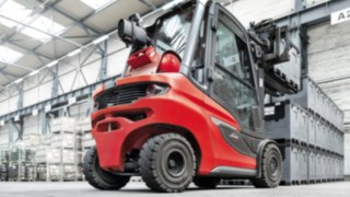 V-viljuškar H35 kompanije Linde Material Handling slaže kutije