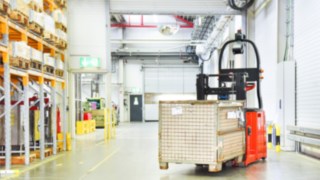 L-MATIC kompanije Linde Material Handling savladava terete težine do 1200 kilograma. L-MATIC kompanije Linde Material Handling prilikom upotrebe u skladištu